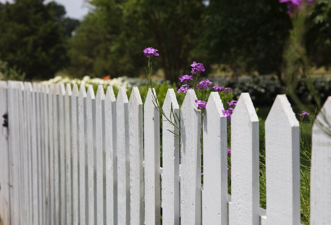 The Complete Guide to Choosing the Right Vinyl Fence and Gate for Your Home